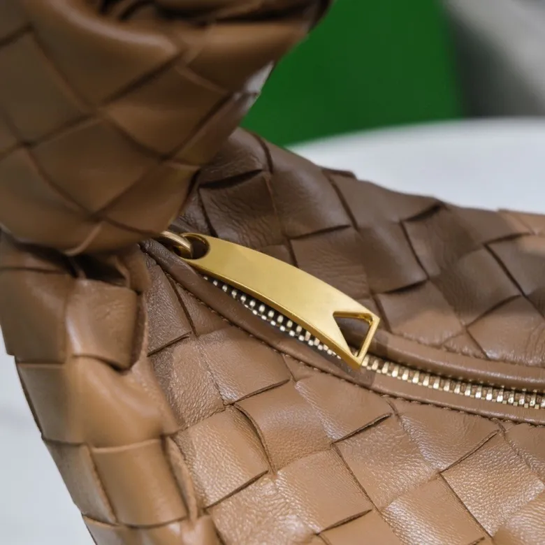 Batch 1120 BV Bottega Veneta's new early spring women's MINI JODIE handbag BV bag 🔥The new method is based on the original rounded corners, knotted with classic woven leather round hobo bag, The most iconic triangular pull-out design, using sheepskin draped soft shape, is super suitable for concave shapes~ Jodie feels really gentle to people, and is definitely the best item for daily matching. It has the same weave, new elements and twists, is compact and versatile, and is the new favorite of street style Internet celebrities! Dimensions: 23x28x8 Model: 6699-1